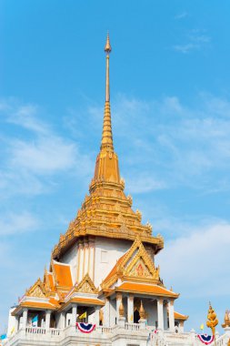 Süslü çatı ve Spire in Wat Traimit Bangkok, Tayland