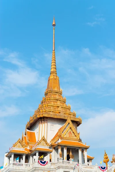 Ornate Roof and Spire of Wat Traimit in Bangkok, Thailand — Stock Photo, Image