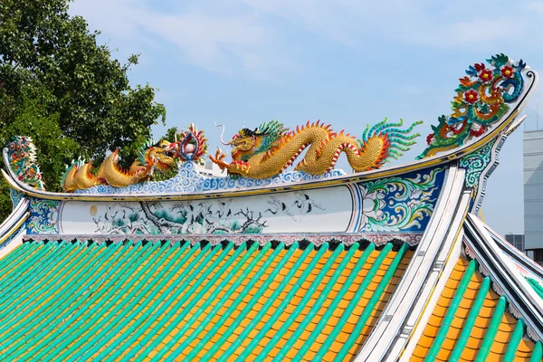 Coloridas esculturas de techo pintadas de dragones en un templ chino —  Fotos de Stock
