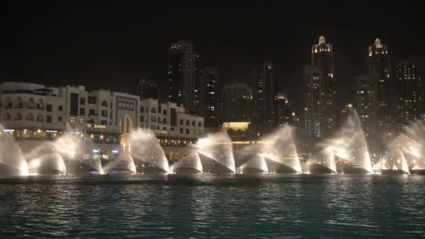 Dubai fountain music show. — Stock Video