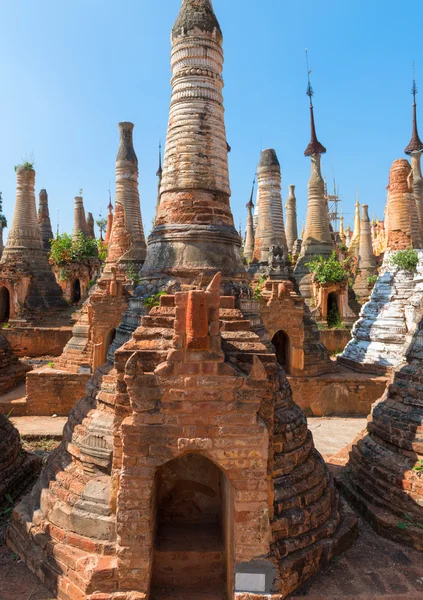 Ruins of ancient Burmese Buddhist pagodas — Stock Photo, Image