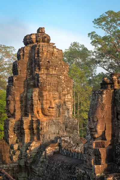 Cara de piedra en el antiguo templo de Bayon, Angkor en Camboya — Foto de Stock