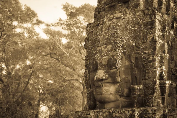 Kamenná tvář v starověké bayon chrámu, angkor v Kambodži — Stock fotografie