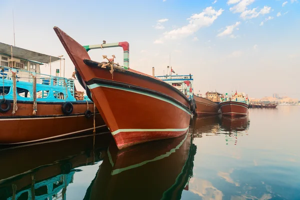 Grote houten lading boot in blauwe water — Stockfoto