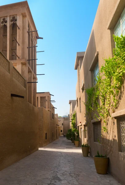 Kleine straatjes in de oude zakelijke wijk van bastakiya in dubai — Stockfoto