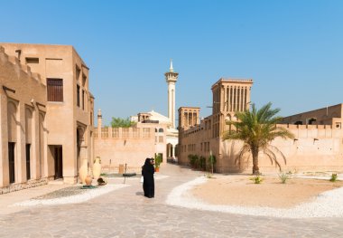 Camii olan eski Arap mahallesindeki Müslüman kadın.