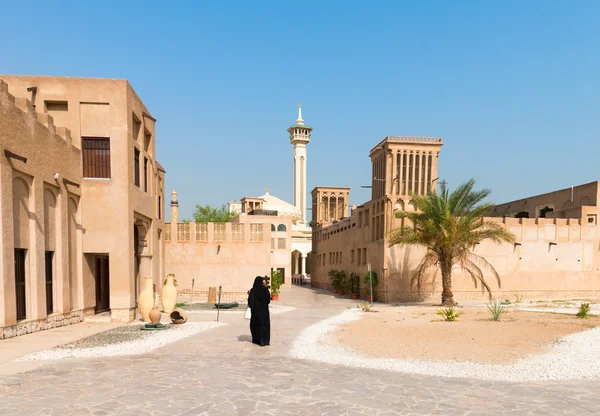 Camii olan eski Arap mahallesindeki Müslüman kadın.