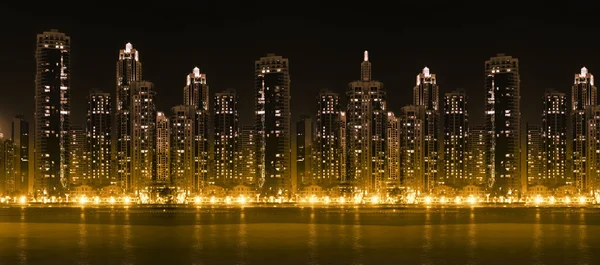 Skyline de la ciudad moderna a la altura con rascacielos iluminados — Foto de Stock