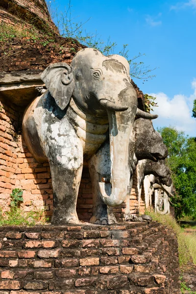 Elephants statues on ruins of Buddhist temple. — Stock Photo, Image