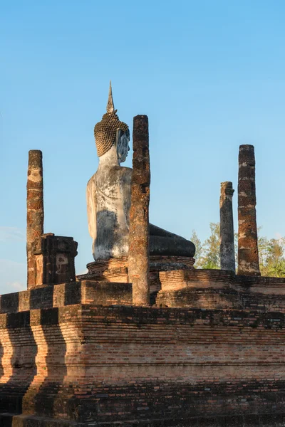 Socha Buddhy v starý buddhistický chrám ruin — Stock fotografie