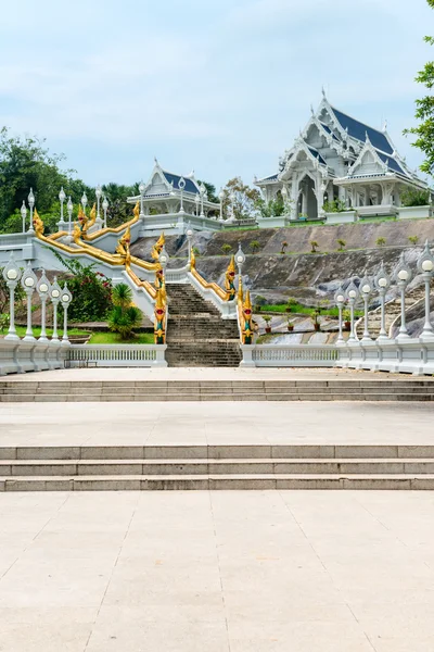 Tayland Budist tapınağı beyaz — Stok fotoğraf