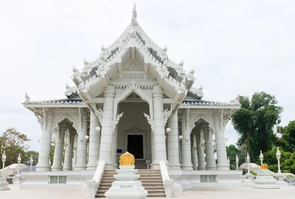 Білий буддійський храм в Таїланді — стокове фото
