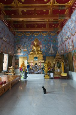 Tayland Budist tapınağında büyük Buda heykeli