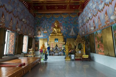 Tayland Budist tapınağında büyük Buda heykeli