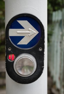 Yaya yürüyen trafik lambaları düğmesi