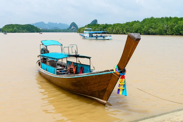 Traditional wooden boat against tropical background — Stock Photo, Image