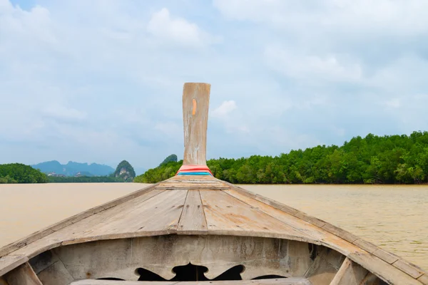 Tradiční dřevěná loď proti tropickým pozadí — Stock fotografie