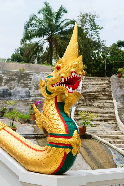Arany naga kígyó buddhista templom bejáratánál — Stock Fotó