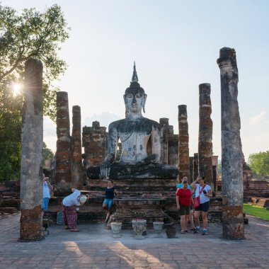 Turistler eski Budist tapınak kalıntıları Buddha statue yakınındaki