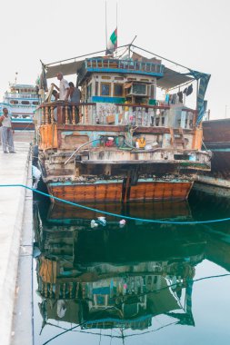 Çok eski ve yıpranmış geleneksel dhows ahşap tekne