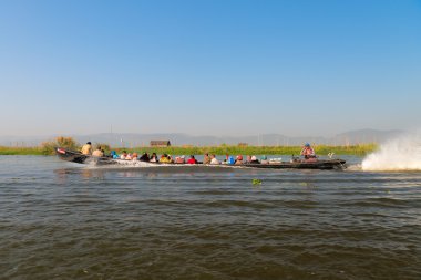 insanlar ulaşım uzun ahşap tekne 