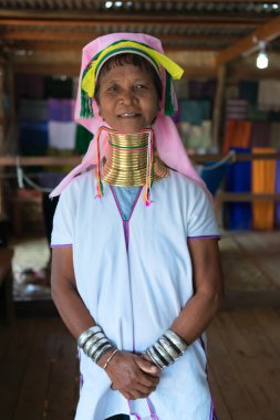 Uzun boyunlu Kayan Lahwi kadın