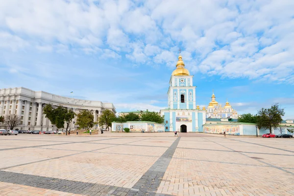 St. Michael's Golden Domed Cathedral square in Kiev, Ukraine — Stock Photo, Image