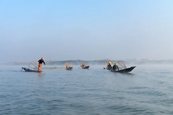 Pêcheurs traditionnels à l'aviron tôt le matin — Photo