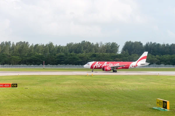 Flygplan av Airasia lågprisflygbolag taxi i flygplats — Stockfoto