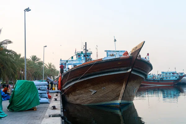 Tradizionale arabo dhow barca di legno di carico — Foto Stock