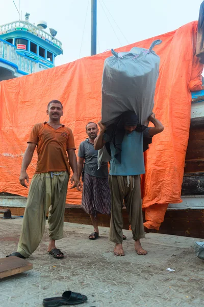 Carregando trabalhador em Dubai Creek wharfage — Fotografia de Stock