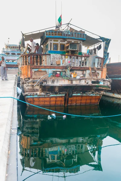 Barco de madera muy viejo y decrépito dhows tradicional —  Fotos de Stock