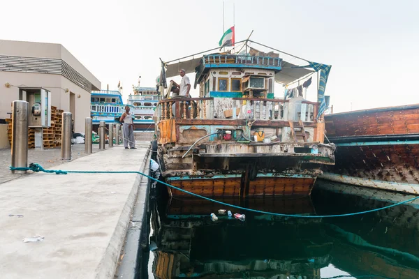 Molto vecchio e decrepito tradizionale dhow barca in legno — Foto Stock