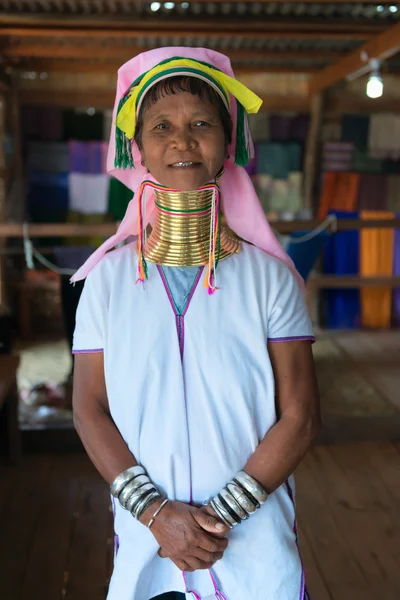 Mulher Kayan Lahwi de pescoço comprido — Fotografia de Stock