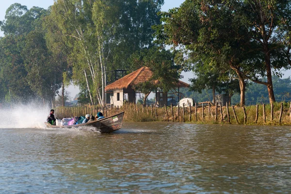 People transportation wooden long boat — Stock Photo, Image