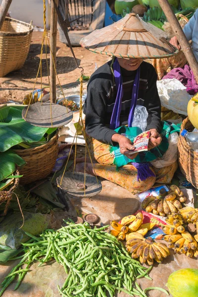 Burmesiska traditionell öppen marknad med grönsaker — Stockfoto