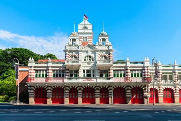 Винтажное здание ретро-пожарной станции — стоковое фото