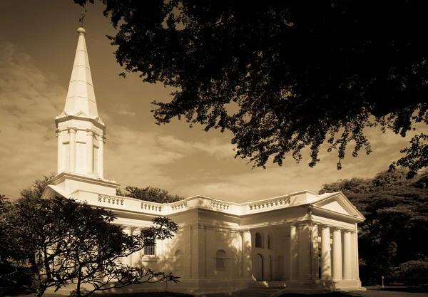 Branco hristian igreja em sépia — Fotografia de Stock