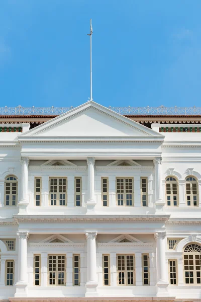 Classical old-fashioned retro building facade — Stock Photo, Image