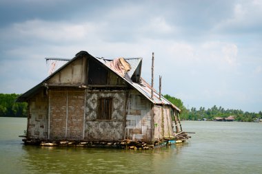Float bambu ev tropikal Nehri üzerinde 