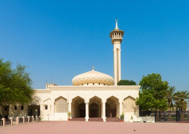 Temiz mavi gökyüzü altında küçük Camii