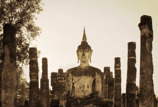 Estatua de Buda en ruinas del antiguo templo budista —  Fotos de Stock