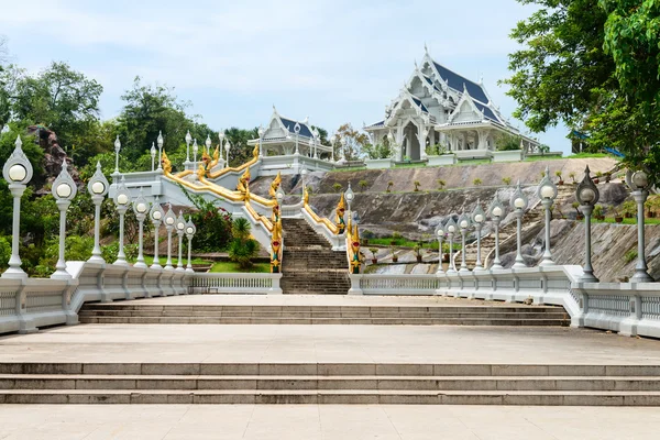 Fehér buddhista templom Thaiföld — Stock Fotó