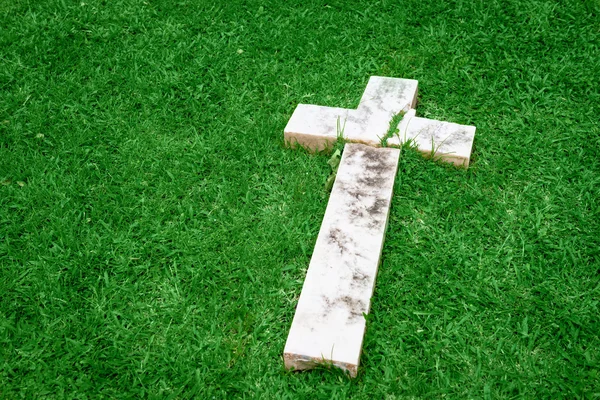 Caído e quebrado cruz de mármore — Fotografia de Stock