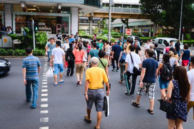Yayalar ünlü sokak Orchard Road Singapur