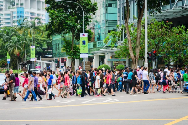 Pedestres na famosa rua Orchard Road em Cingapura — Fotografia de Stock