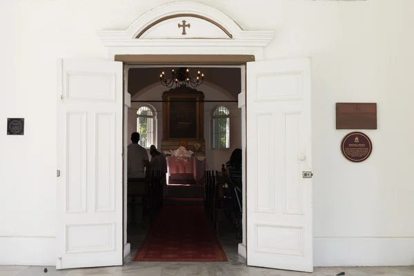 Entrada em pequena igreja cristã — Fotografia de Stock