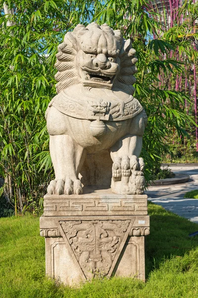 Estátua de pedra de leão guardião no pedestal em um parque — Fotografia de Stock