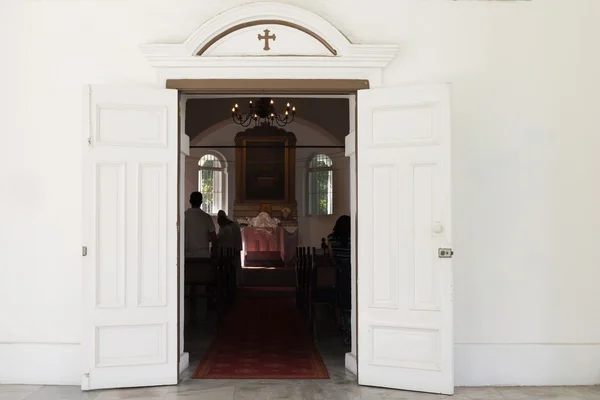 Ingresso con porte aperte nella vecchia chiesa di Cristo — Foto Stock