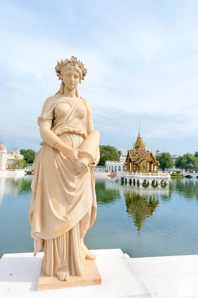 Estátua em estilo clássico no palácio real — Fotografia de Stock
